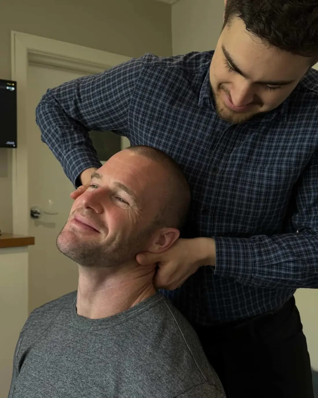 Dr Arthur Kaganovitch adjusting a patient at Advanced Chiropractic